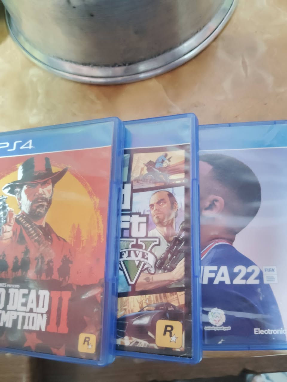 للبيع بلي 4 نضيف ممفتوح
ويا جويستك واحد و3 اقراص 
سعره مناسب متوفر وتساب مارد بالفيس
***********
