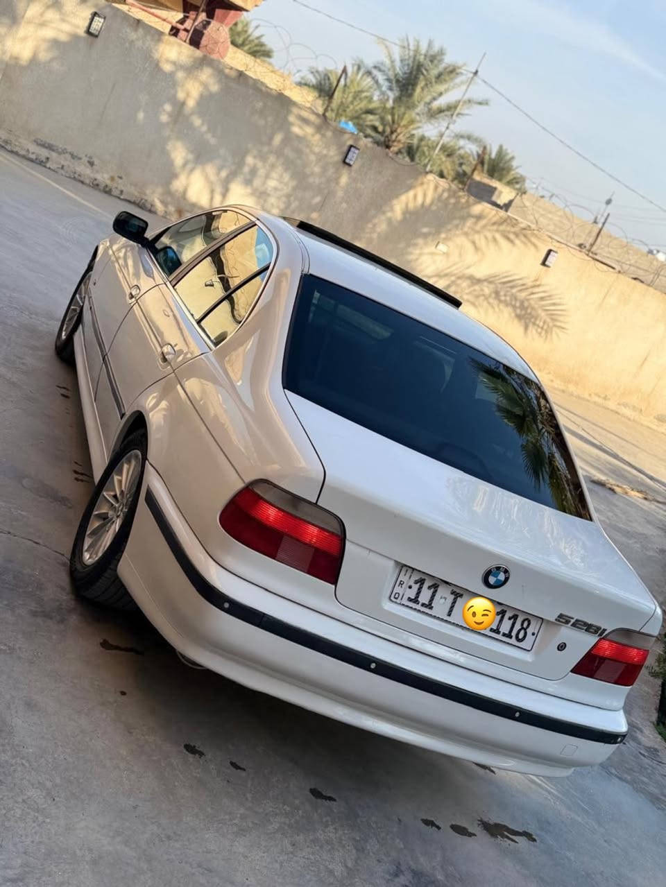 السلام عليكم...
للبيع BMW 
موديل 1998
لون ابيض 
رقم بغداد جديد هزه جديده 
فتحه سقف طكتين شاشه وكامره خلفيه 
خزن ميموري كراسي كهرباء 
عدسات اللايت الامامي زنون + متحركه 
السياره مال جناي مكفوله من الضربه  وجديده جداً 
مكينه حاويه جديده 
شرط التحويل بأسم المشتري 

السعر ب96 وبيهة مجال 

***********
