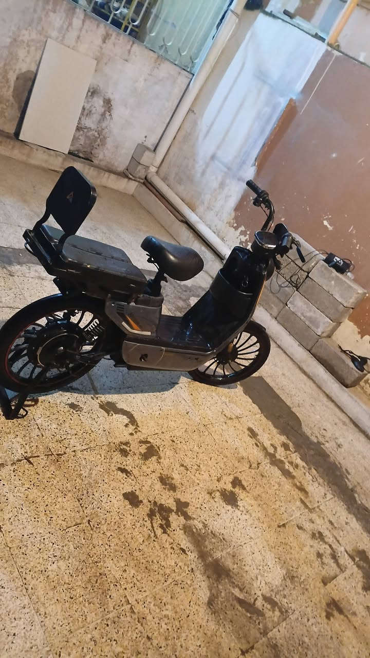 السلام عليكم ماطور شحن للبيع حجم 20 لون رصاصي الباتريات شرط عل فحص العدد باتريات 5 ما نضيف 20انبير الباتريات كهربايته كلم شغالت 3نمرات  سرعه 58 حقيقي السعر 180وبي مجال شراي تعال خاص عنةان موصل حي البلديات قرب خالد ابو الكص رقم الهاتف ***********
