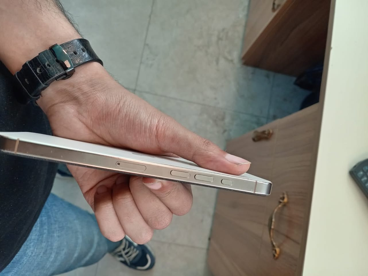 من زمان عنكم  اليوم جايبلكم قطعه اله فول آيفون 16برو ماكس شرق اوسط نضافه 100/100 غرضه كامله مبدل ضهر فقط وشغل وكاله.  وبطاريته 91 والسعر مليون و175 الف وبي مجال  الي مشتري مني يعرف القطع الي ابيعه ونضافتهم وها  ضمانه. سنه انطيك    العنوان النجف الأشرف.


**إذا كنت صاحب هذا الإعلان وتريد حذفه لأي سبب، رجاءا أرسل رسالة إلى الدعم الفني**