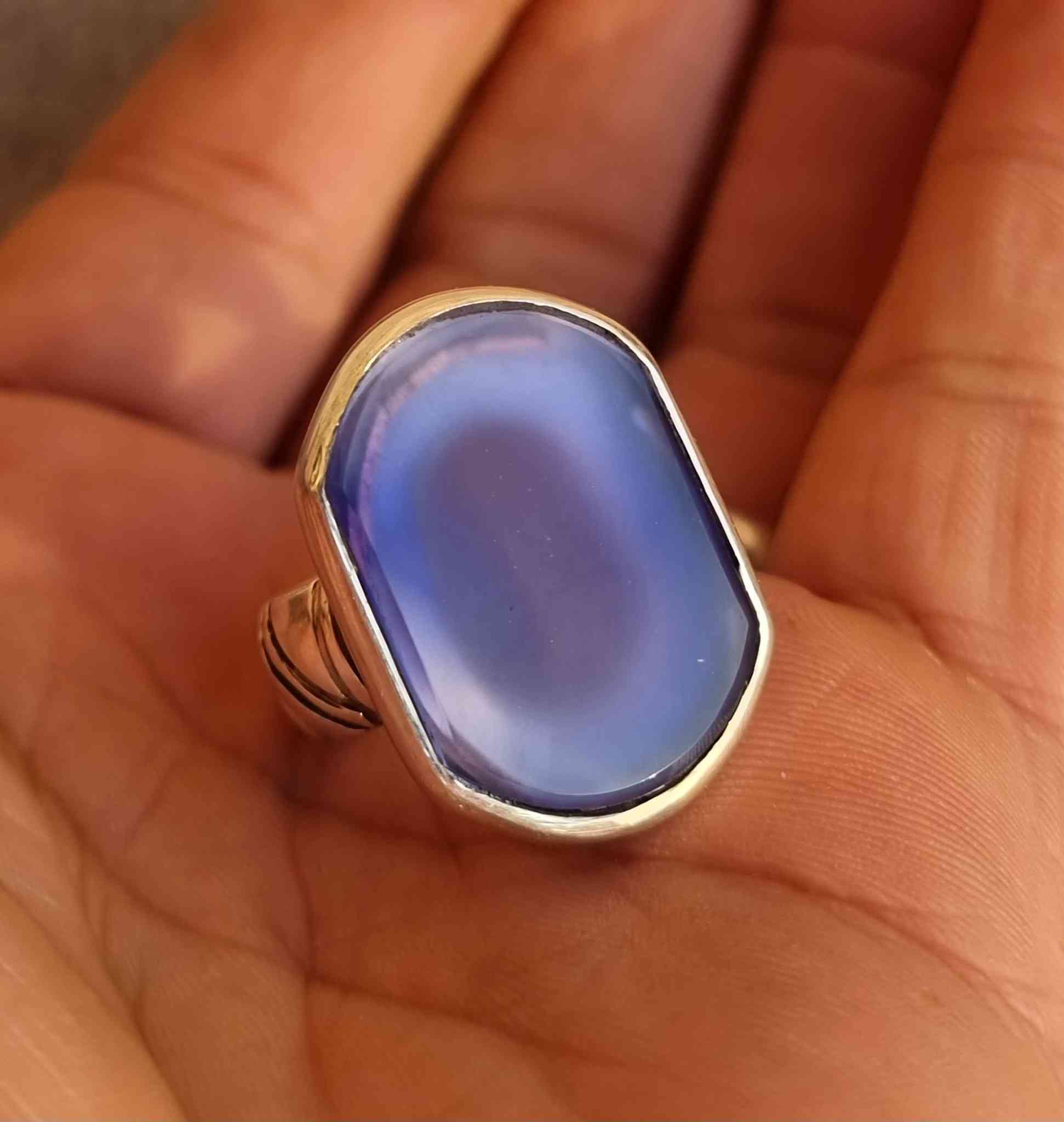 عقيق يماني بنفسجي طبيعي بصياغه يدويه للبيع مكاني بغداد يوجد توصيل إلى جميع المحافظات للبيع فقط فقط أحبتي الغوالي ما اراوس بس ابيع 
***********
