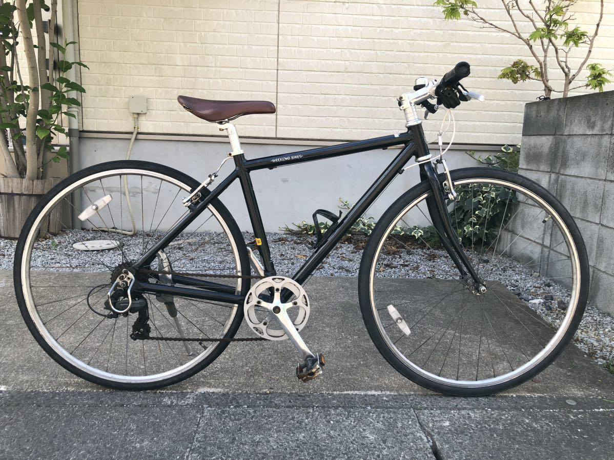 الدراجة الهوائية الموجودة في الصورة هي من نوع Weekend Bikes، وهي دراجة هجين (Hybrid) من إنتاج شركة Asahi Cycle اليابانية. صُممت هذه الدراجة لتكون خفيفة الوزن ومناسبة للتنقل اليومي في المدن والرحلات القصيرة في عطلات نهاية الأسبوع.
المواصفات الفنية للدراجة:
هيكل الدراجة: مصنوع من الألومنيوم خفيف الوزن.
نظام ناقل الحركة: مزودة بـ 7 سرعات من نوع شيمانو (Shimano).
الوزن التقريبي: حوالي 11.4 كجم.
قياس العجلات: 700C (ما يعادل 28 بوصة تقريباً).
الاستخدام: مصممة كدراجة هجين تجمع بين خصائص دراجات الطرق والدراجات الجبلية لتوفير الراحة والسرعة في شوارع المدينة. 
 
السعر قفل125مكاني واسط الصويره شارع بغداد كوت السعر نهائي توصيل ماعندي 
***********
