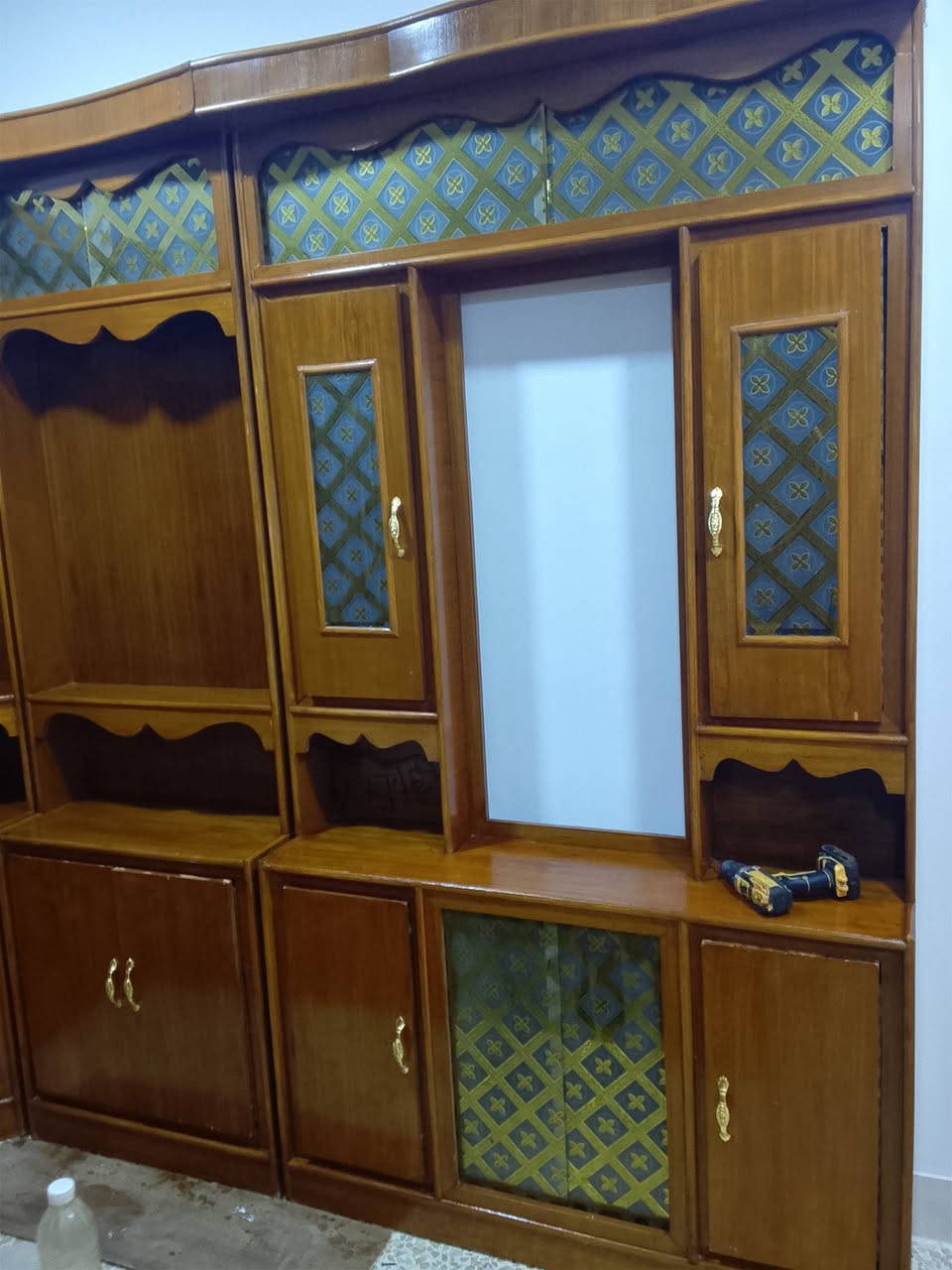 سلام عليكم يوجد غرفه خشاب صاج البيع السعر 750بيها مجال العنوان قضائه الرمانه الاستفسار علا هاذ الرقم ***********
