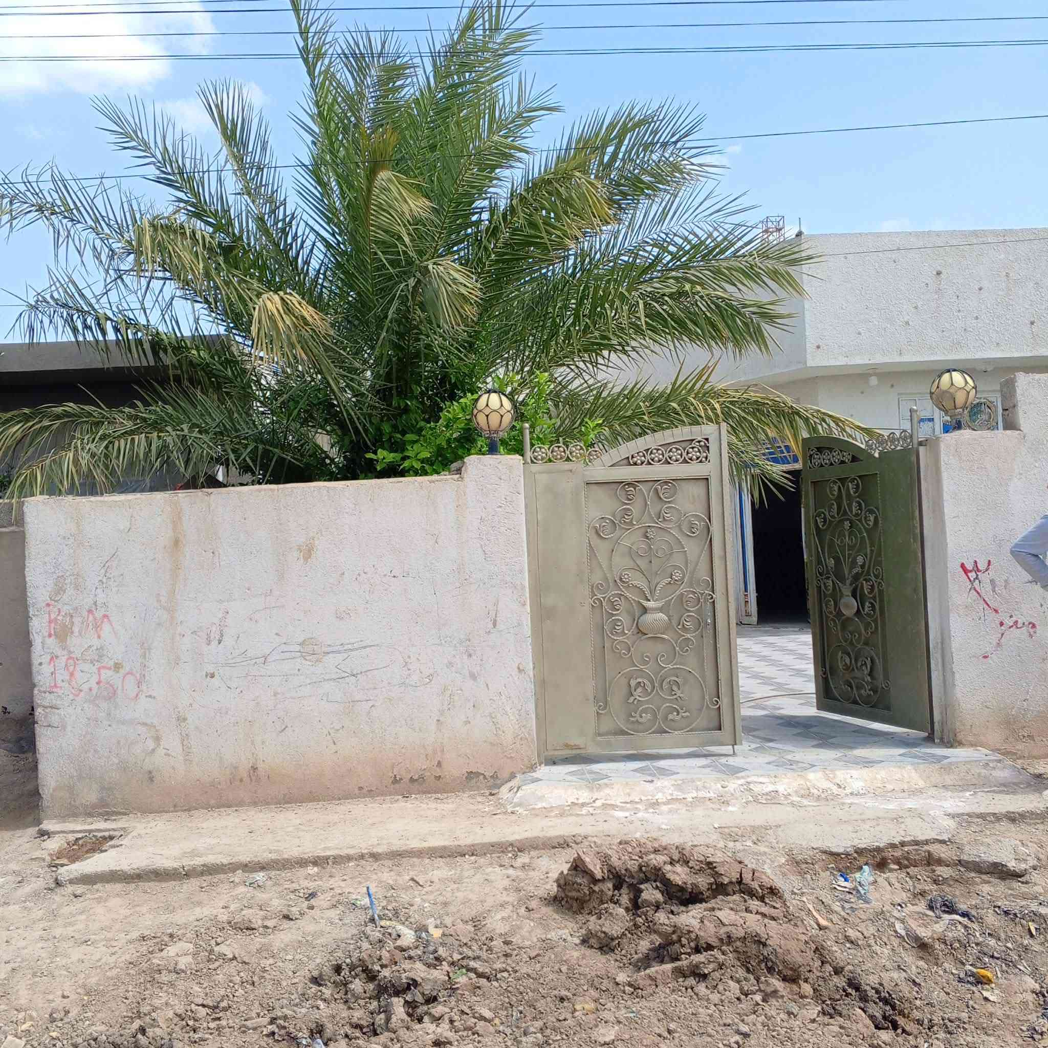 بيت للبيع بمساحة 300م، يقع في شارع النفط - شارع نعيم للهاتف النقال. يتكون البيت من غرفتين، صالة، مطبخ، واستقبال. االبيت  سيراميك بالكامل (لتواصل ***********).

