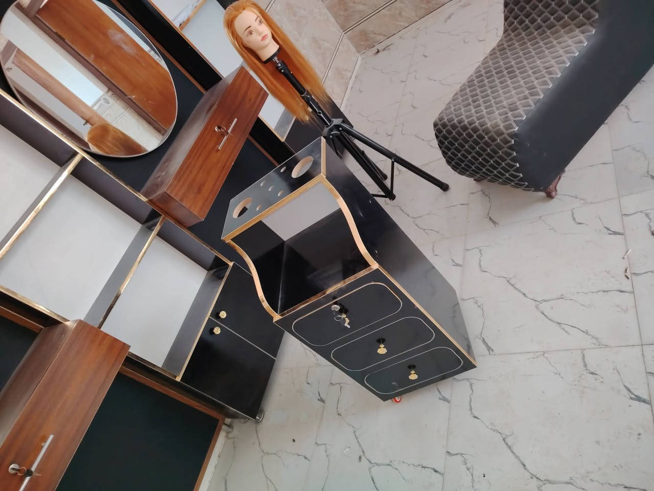 السلام عليكم ديكور صالون حلاقه للبيع ***********
