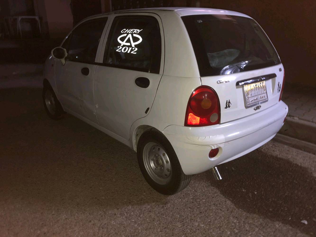 سيارة شيري 2012 بيضاء للبيع، بحالة جيدة مع علامات استعمال ظاهرة. فيها مساحات داخلية واسعة ومريحة وتعمل بشكل جيد. مثالية للاستخدام اليومي داخل المدينة أو لاستعمال العائلة. السعر قابل للتفاوض بحسب حالتها واحتياجات المشتري.