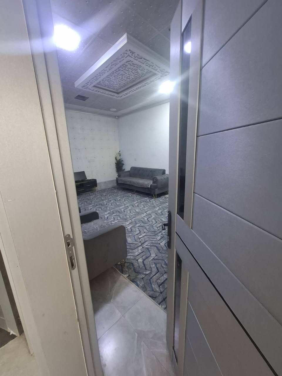 دار للبيع 162 متر ركن طابقين مقابل شورجة ازاد راعي
طابق الاول.. 2 غرفة نوم هول مطبخ استقبال صحيات عدد2
طابق الثاني مطبح + هول غرفة نوم صحيات 
فرع عريض 18 متر  قريب جدا من شارع العام
فول خدمات كهرباء ماء حلو كل يوم تبليط 
فول سيراميك 
نظام دكت مركزي + نظام كاميرات 
سعر 70مليون بي مجال هاتف ***********
