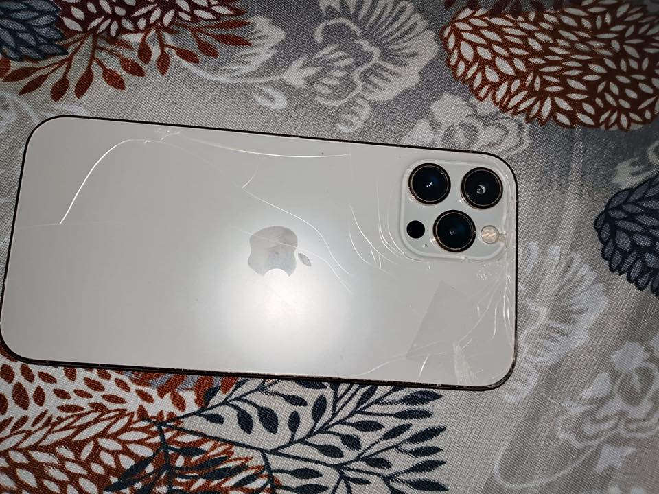 سلام عليكم ايفون ١٢ برو ماكس  ذاكرة ٢٥٦ سعر 250مكاني بغداد جسرا ديالى ***********
