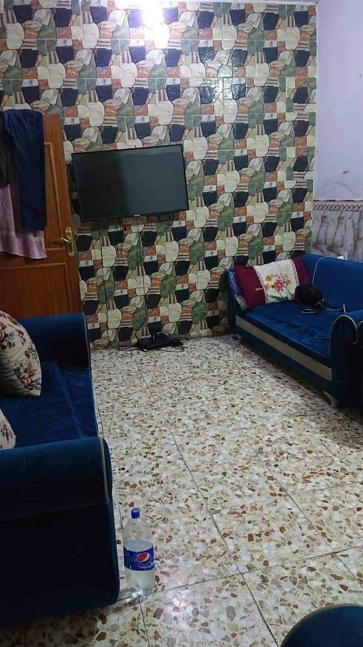 السلام عليكم بيت مساحه ٧٥ الدوانم قرب مدرسه مشكور  مي مجاري مقرنص كامل خدمات بيت مرتب بناء حديث كاشي حزام سيراميك سطح شتايكر طابق ونص غرفتين نوم فوك وجوه سطحين بسعر ٧٥  وبي مجال للشراي الاستفسار اكثر اتصال على الرقم *********** او ***********
