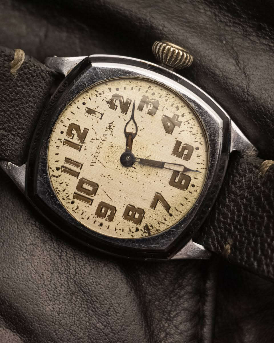 وولثام فنتج انتاج 1920 USA آرت ديكو
قطعه وحيده بالعراق حصرا 💫💫💫
قطر الساعه 34mm
وقت مضبوط 
زمبلك مميز 
نظام الساعه ميلين 
ماكنه الساعه من تصنيع شركه وولثام نفسها 
نظام الماكينه نصب تكويك 
ملاحظه هامه 
شركه وولثام امريكيه الاصل
توقفت عن الإنتاج في منتصف خمسينات القرن العشرين
مهتم بالسعر راسلني خاص او أتصل 
***********
واتس آب
