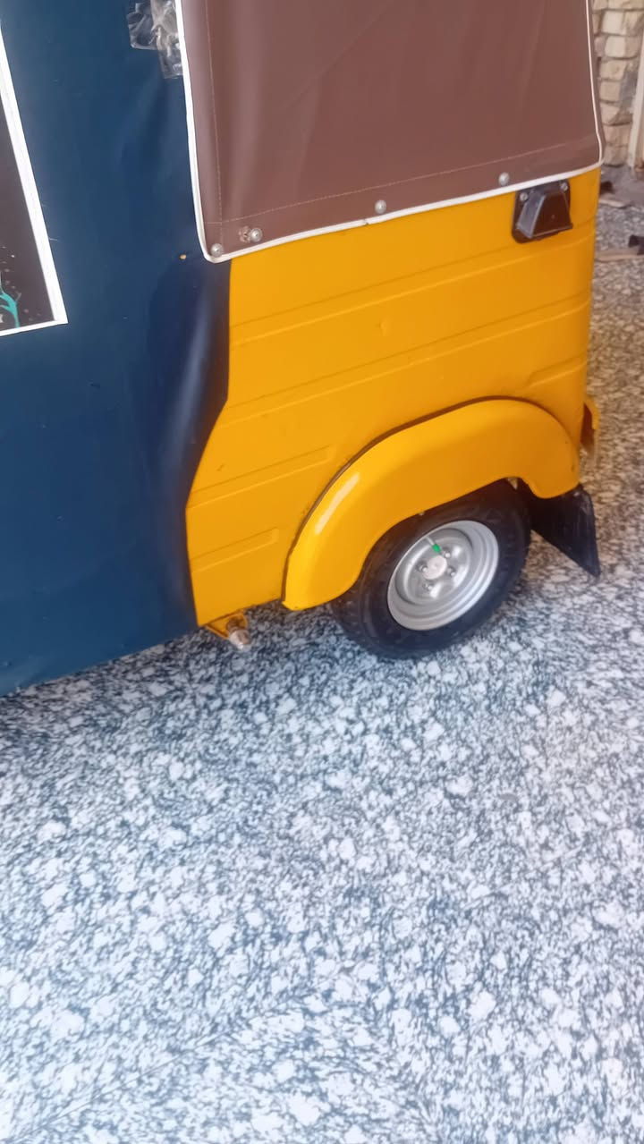 اسلام عليكم تكتك ١٩ رقم وسنويه الكشره كفاله ماعده رشه بلغد جماليه
فراش دوشمه 

مسجل تخم تاير 

مكينه لاتنقيص لاتبخير  ناعمه 

التكتك جاهزه كبل للشارع 

المكان المجر الكبير 

السعر ٥ و ٦٠٠ وبيها مجال قليل للشراي 

الاستفسار ‎0781 451 5169
