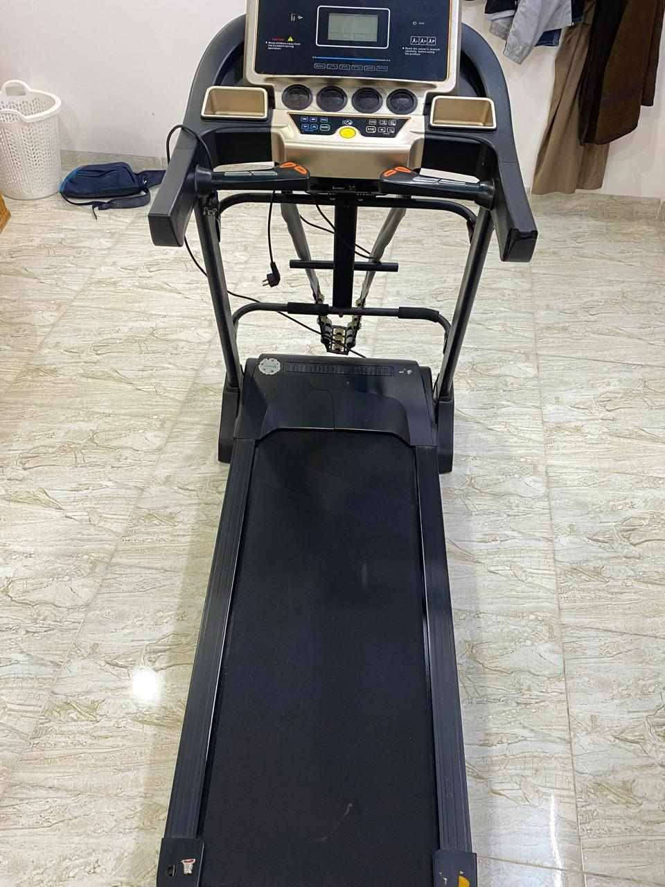 جهاز ركض شناو جهاز نضيف
بي شاشه رقميه تعرض السرعه والسعرات الحراريه والوقت والمسافه 
سعر 275 
عنوان موصل ايسر حي الكندي 
***********

