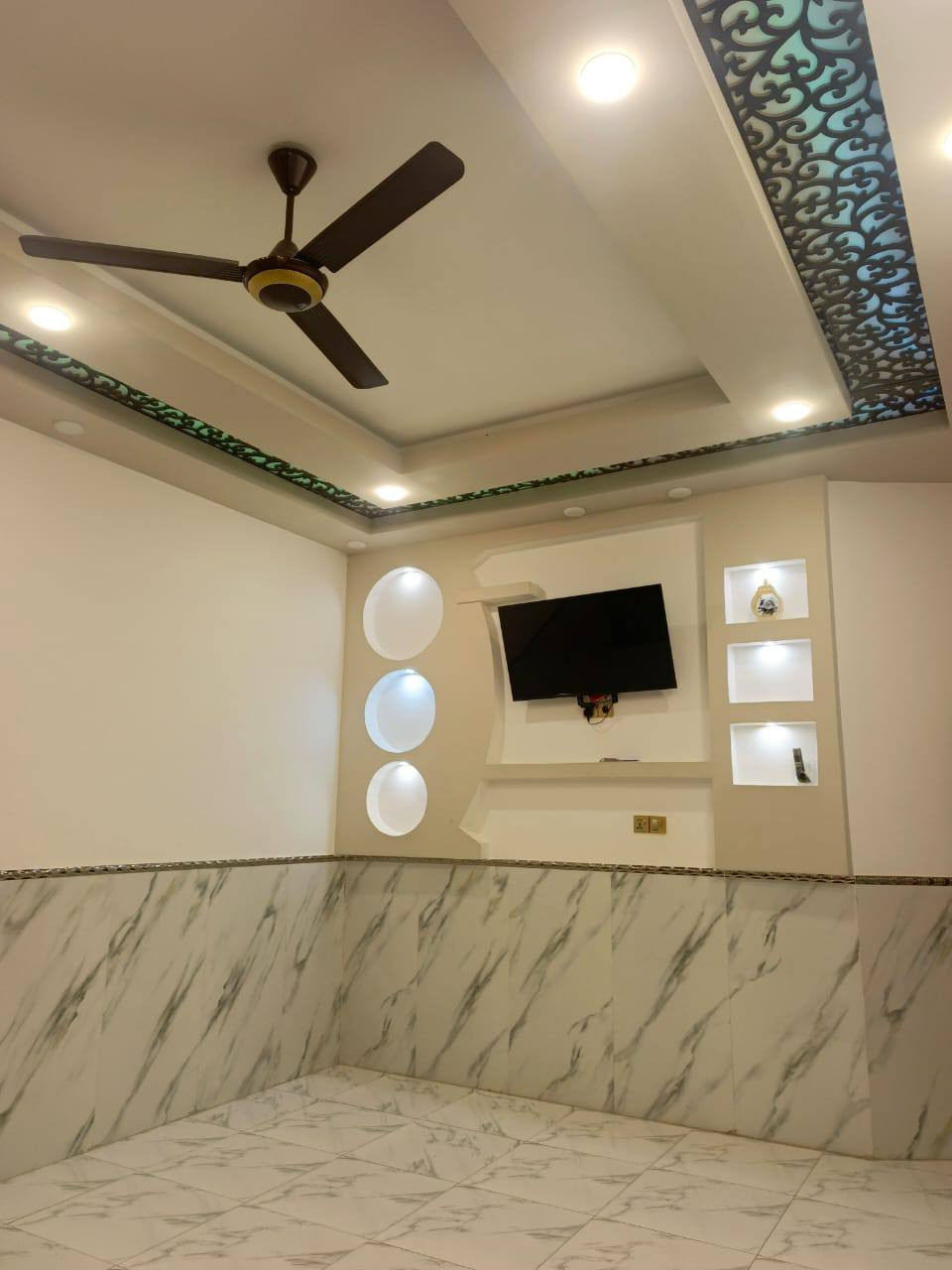 سلام عليكم 
بيت طابقين للبيع 
بحي بغداد موقع مميز
كل الخدمات متوفره
بناء درجه اولى من ناحيه ديكورات وترتيب 
بناء طابوق 
يتكون من 3 غرف و3 حمامات وديوان وباقي التفاصيل 
غرفه ٤×٦
غرفه ٤×٥
غرفه٤×٥
صاله ٧×٨
ديوان٨×٤ونص
المطبخ ٦× ٤
والمطبخ بارد٢×٢
حمام ٣
بناء ٢٥٠
وطارمه ٥٠
وسطح بي سقيفه 
السعر 420 وبي مجال 
للاستفسار الاتصال على 
***********
