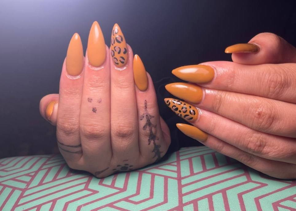 بنات استغل اكريليك فول دزاين ٢٥الف ساده بـ٢٠الف
للحجز ***********
