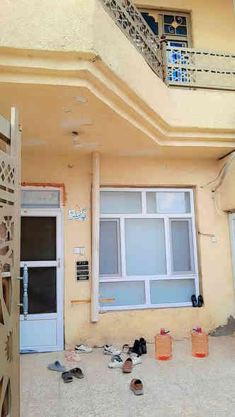 مشتمل ١٠٠ م للبيع 
الوجه ٥ م
النزال ٢٠ م
حي الشهداء /قرب التارتان وشارع الدبية شارع ١٠ م 

الفرع مجاور روضة أطفال البسمة
يتكون من طارمة وصحيات خارجيةوأستقبال ومطبخ حار وبارد وصحيات ومنور وغرفة نوم واحدة في الطابق الأرضي
الطابق الأول يحتوي على غرفتين نوم وصحيات وحولي كبير  ودرج
الطابق الثاني غرفة نوم كبيرة و بيتونة وسطح أمامي وسطح خلفي 
البيتونة والسطحين شتايكر كامل 
السعر المطلوب   ١١٠ مليون وبيه مجال
للأستفسار    ***********
