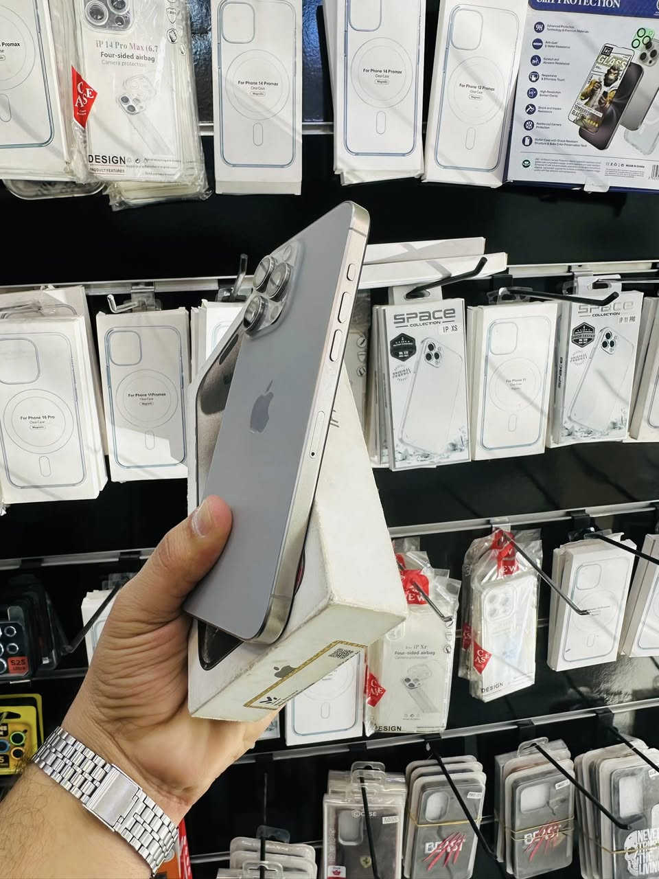 السلام عليكم 🫡
للبيع iPhone 15 pro max 
ذاكره ٢٥٦ 
بطاريه ٨٩٪؜ بلاد لا معلايه ولا ملعوب بيها 
نموذج M شرق اوسط الجهاز 
نضافه٩٥٪؜ لون تيتانيوم 
الجهاز كله شغال مابيه اي خلل فقط مبدل شاشه نوعيه حلوه لا شكل ولا شمر والاوانها واستخدامها كلش حلو الباقي بلادي الجهاز كله شغال صوت اتصال انترنيت كامرات فيس ايدي هزاز كله شغال + ضمان يومين ب الجهاز السعر قفل ٦٧٠ الف من الاخير مكاني بغداد مدينه الصدر رقمي ***********
