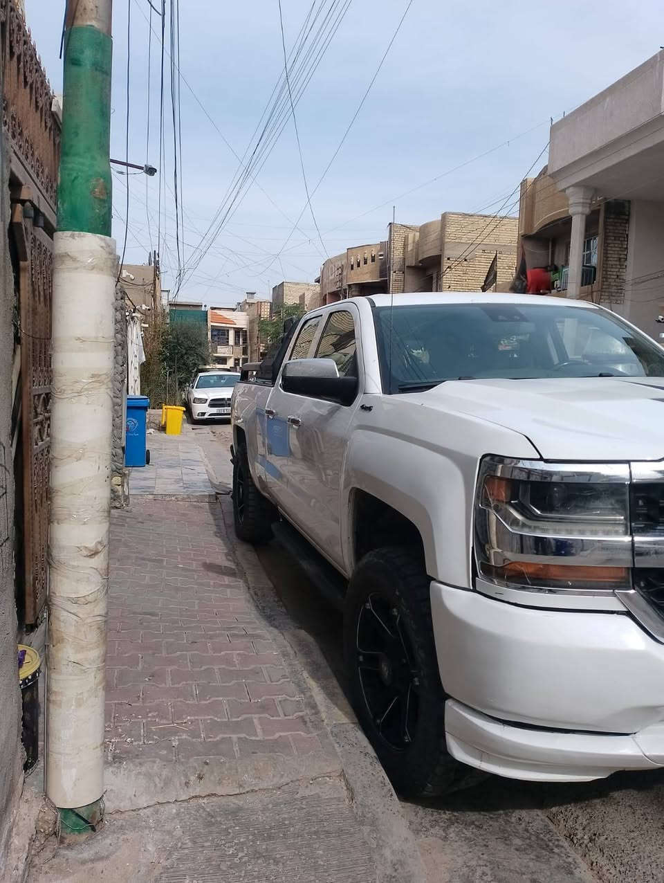 (بيع او مراوس)                                    سلفدور 17خليجي مكينه 4300   6سلندر اقتصادي السعر 190وبيها مجال معلايه 6انج بيها مكانات صيغ اثر شخط  ستوته وسونار سياره  موجود بلمنشور جاهزه كير مكينه تبريد صدر خير من الله مكان السيارة  بغداد ***********
