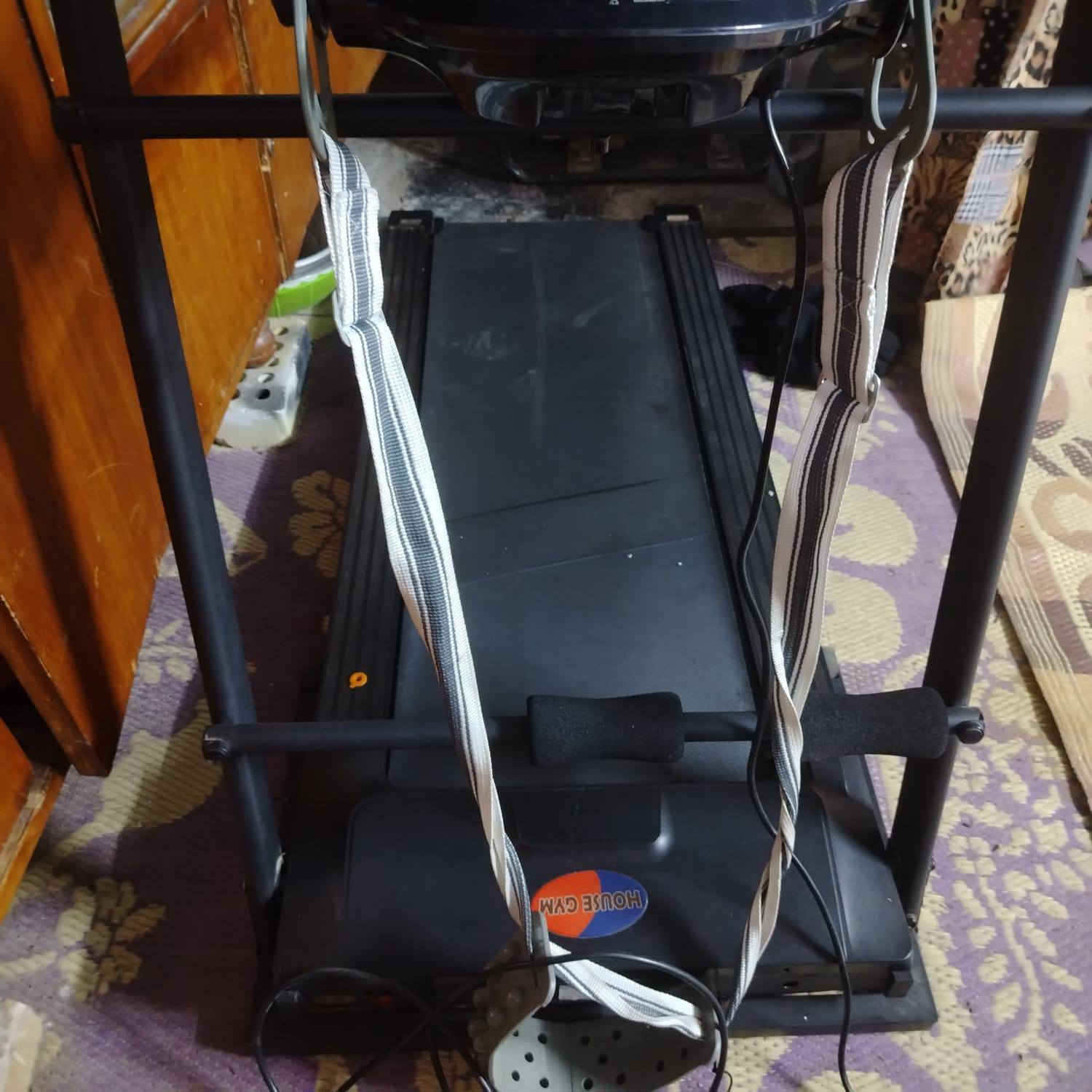 جهاز جري    ماطور  يحمل 120K  شركة هاوس جيم معروفه بي جهاز رجاج تكسير شحوم بي شناو بطن بي شاشه تعد وقت سعرات حراريه قياس نبضات القلب مسافه مقطوعه بي اواكس   جهاز يطبك ومياخذ مساحه سعره خاص  مكاني تاجي ‏‪0787 491 6035‬‏
