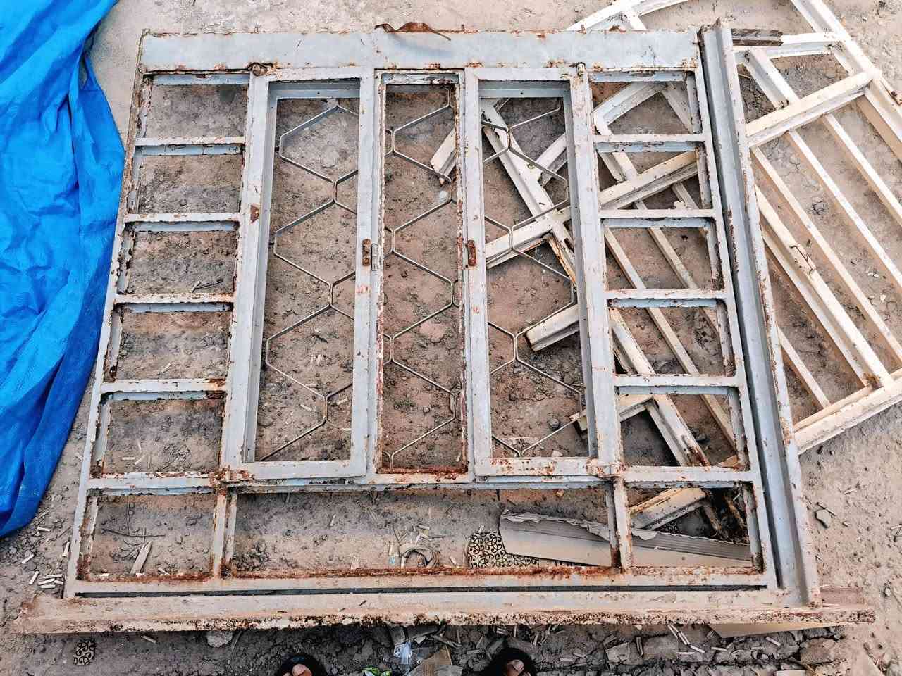 اربع شبابيك للبيع يحتاج صيانة فقط/
اثنين قياس 123 × 99.5
الرصاصي  132 × 145
والأخير قياس 120.5 × 141.5

رقم التواصل: ***********
وبخدمتكم

