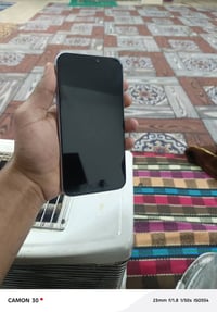 إيفون 11 عادي مبدل شاشه وحالياً بي عطل كنكتر يعني يستغل ٥ دقائق هيج وي...