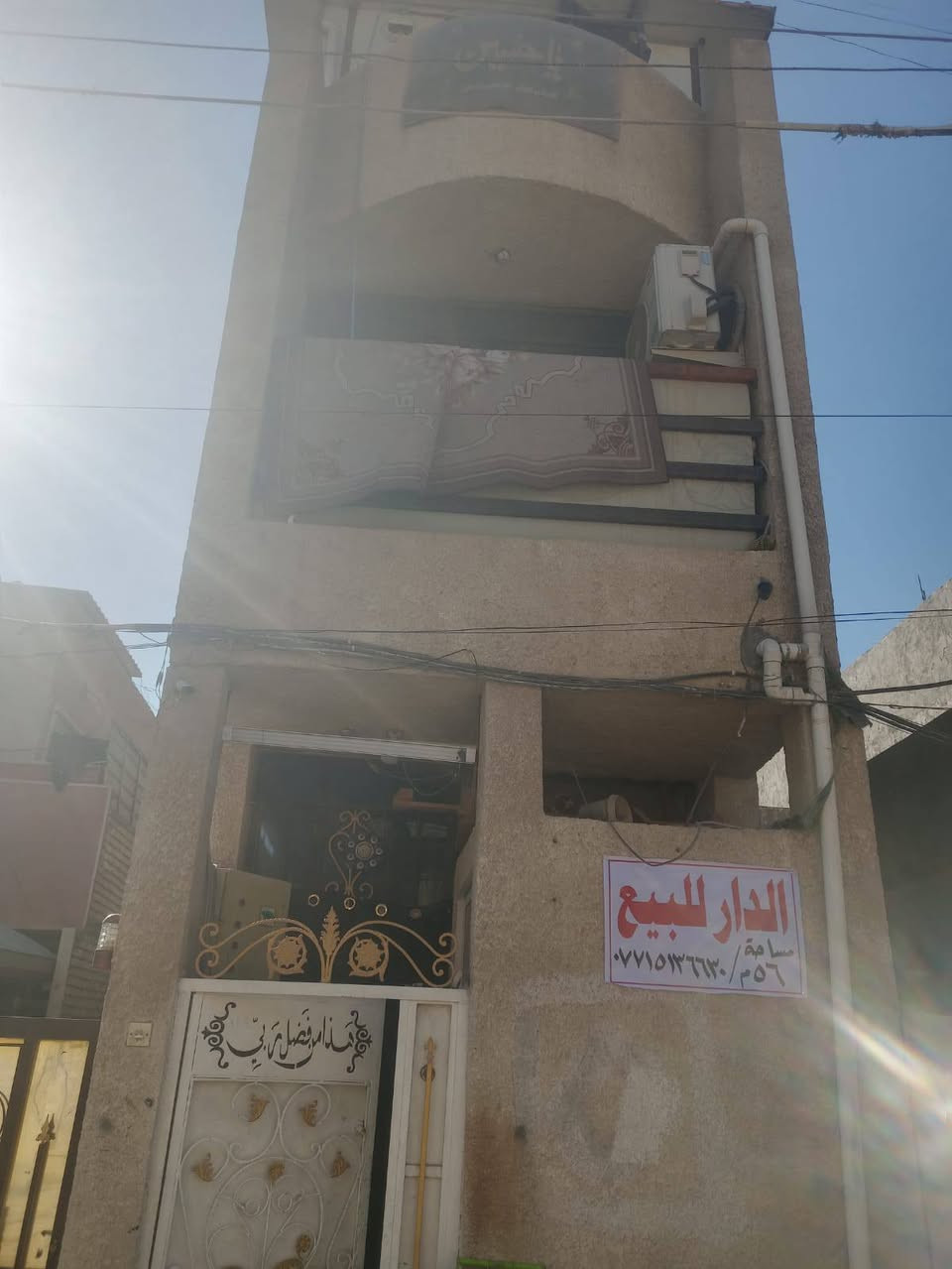 السلام عليكم 
بيت ثلاث طوابق  للبيع في منطقه المشتل دور النفط المساحه ٥٦ واقع حال ٦٠ 
الطابق الارضي يحتوي على استقبال وغرفه ومطبخ وحمام )
(الطابق الثاني غرفتين نوم كبار وحولي وحمام )
(الطابق الثالث غرفه نوم كبيره وحولي وحمام ومخزن )
 للاستفسار اكثر اتصل  ***********
