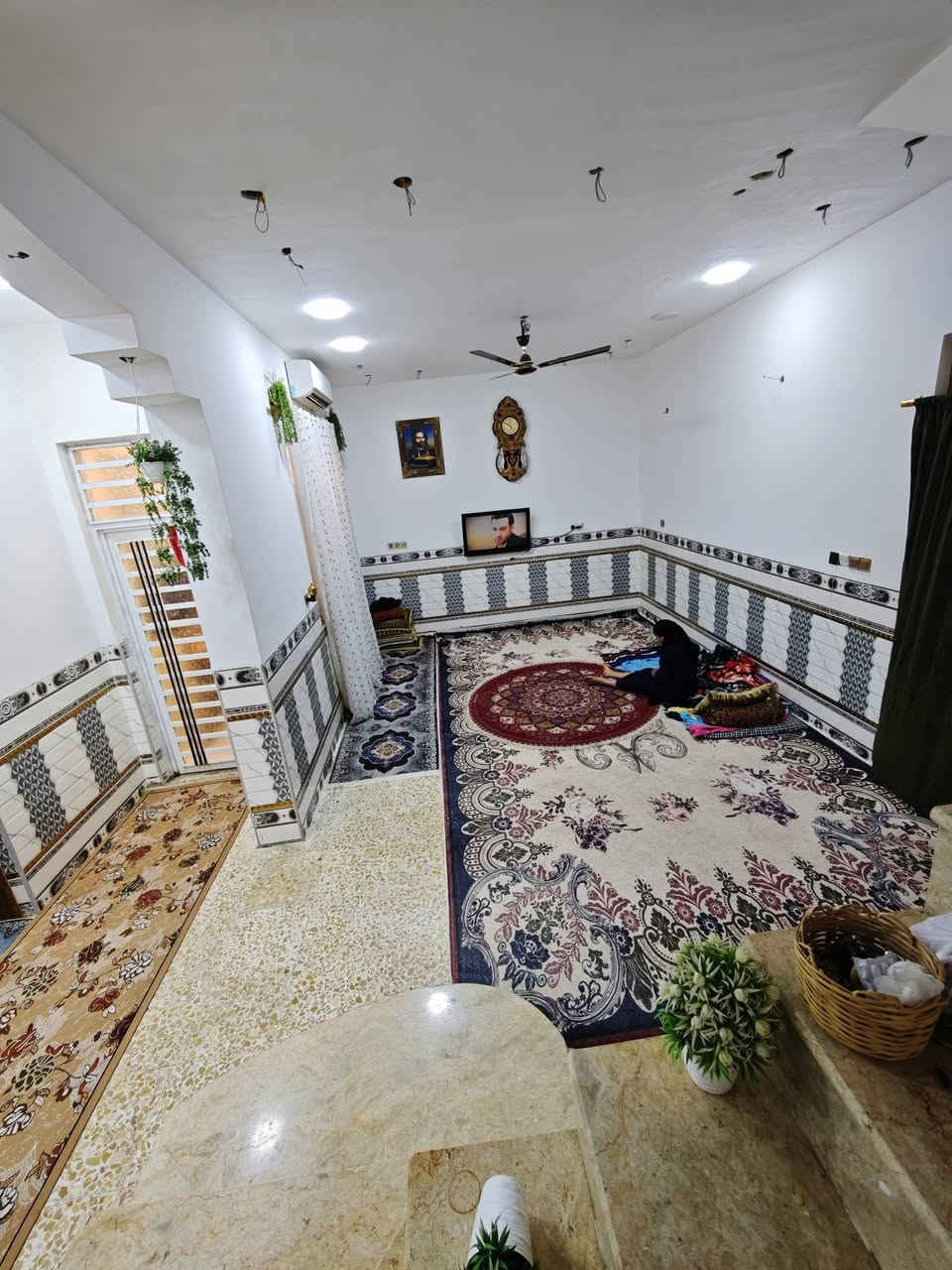 🏠 دار حديث للبيع - ميسان (حي العسكري) 🏠
 ميسان - حي العسكري.
📍بالقرب من مدرسة الفرات 🏫 وبالقرب من جامع مسلم بن عقيل 🕌 (موقع مخدوم وهادئ).
📐 المساحة: 250 متر مربع.
🏗️ نوع البناء: كونكريت (صب) - بناء حديث موديل 2025.
📋 مواصفات الدار:
غرف النوم: غرفتين نوم 🛌.
الاستقبال: مساحة واسعة (7.5 × 4) متر 🛋️.
الصالات: صالة داخلية كبيرة + هوول عائلي 📺.
المطبخ: نظام حديث 🍳.
المنور: متوفر لتهوية مثالية ☀️.
الصحيات: داخلية وخارجية 🚽.
💰
السعر (نقد / من غير الإسكان): 128 مليون دينار عراقي 💵.
السعر الكلي (مع الإسكان): 185 مليون دينار.
المبلغ المطلوب للإسكان: 57 مليون دينار.
التسديد الشهري: 280 ألف دينار فقط.
📞 للمعلومات والاستفسار:
يرجى التواصل عبر الهاتف:
*********** ☎️🤳
#عقارات 
#قطع_اراضي 
#عقار 
#بيع_و_شراء_عقارات
#الشعب_الصيني_ماله_حل😂😂
