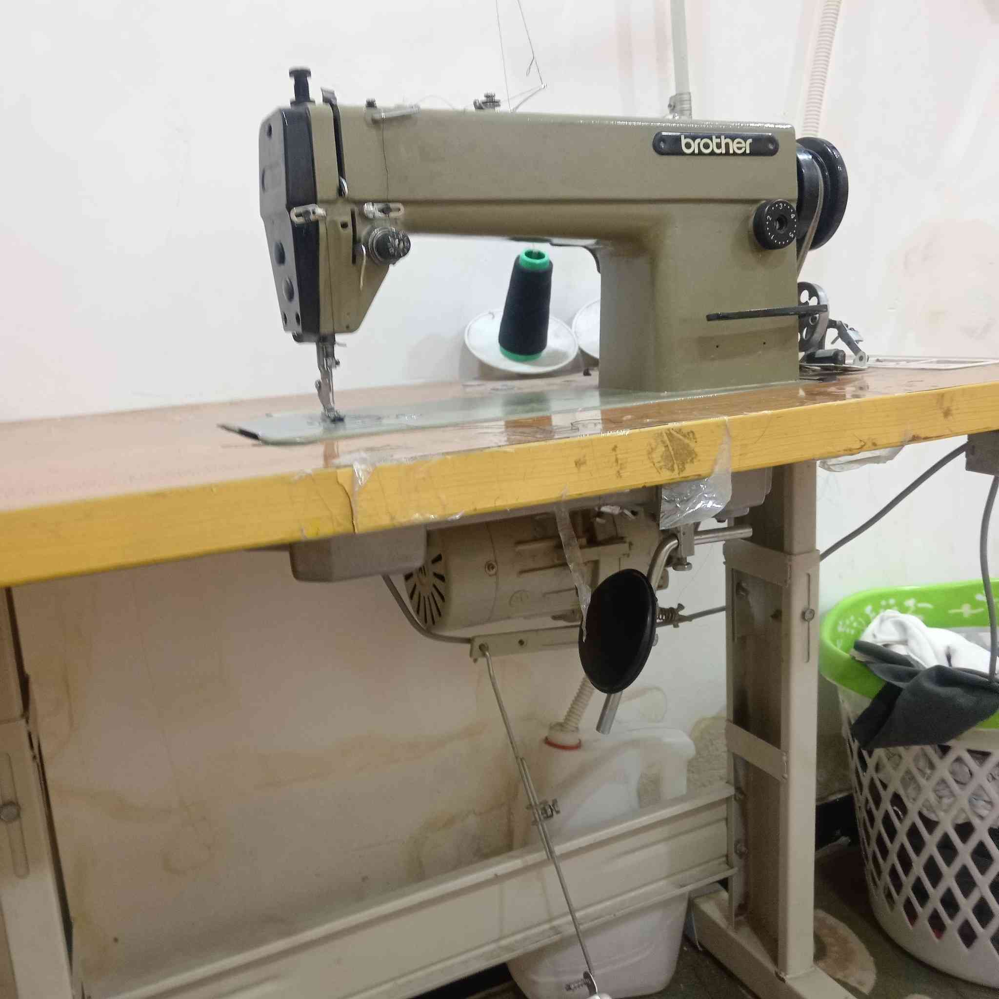 عندي ماكينة خياطة للبيع عنواني الناصريه رقم الهاتف *********** او اراوس بكتتور ٦باب اوشراء
