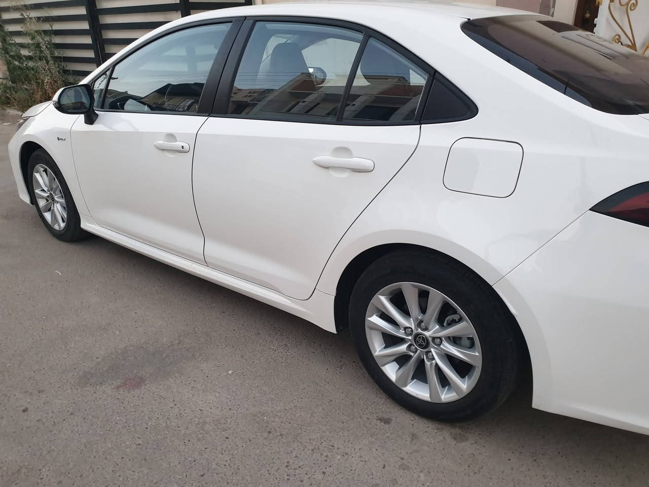 كورلا  ٢٠٢٥ 
 خليجي  
 عداد المسافه 24000 km وقابل للزياده 
 الموديل 2025
 سعة المحرك 1,8L
 مرتبط بناقل حركة أوتوماتيكي 
 عدد AIR BAG 8
 سلايد رووف
 لايت زينون + LED
 حجم الاطار 205/55R16 
 ويل كب 16
 مفتاح التشغيل بصمة
 دشبول ديجيتال 
 شاشة اصلية
 كاميرا 
 المقاعد جلد اصلي
 تتسع المقصورة ل 5 ركاب
 مثبت السرعة Cruise
 تحديد المسار
 المودات والأوامر الصوتية
 فحص أنظمة السيارة 
 حساسات ضغط اطارات 
 تبريد شاشة
 قطعتين تبريد
 هاند بريك بصمة
 نظام مانع الانزلاق 
ا ISOFIX    ايزو فكس
 اوتو هولد Auto Hold 
 اشارة في المرايا الجانبية
 مخرج منفذ الطاقة
 ا  Bluetooth 
 تطعيم الدواخل ألمنيوم 
جام تغليف عازل حراري 
ارضيات حوضيه 

الهاتف ***********
ملاحظه يوجد ضرر بسيط بالجاملغ الخلفي الايمن  موضح بالصوره
