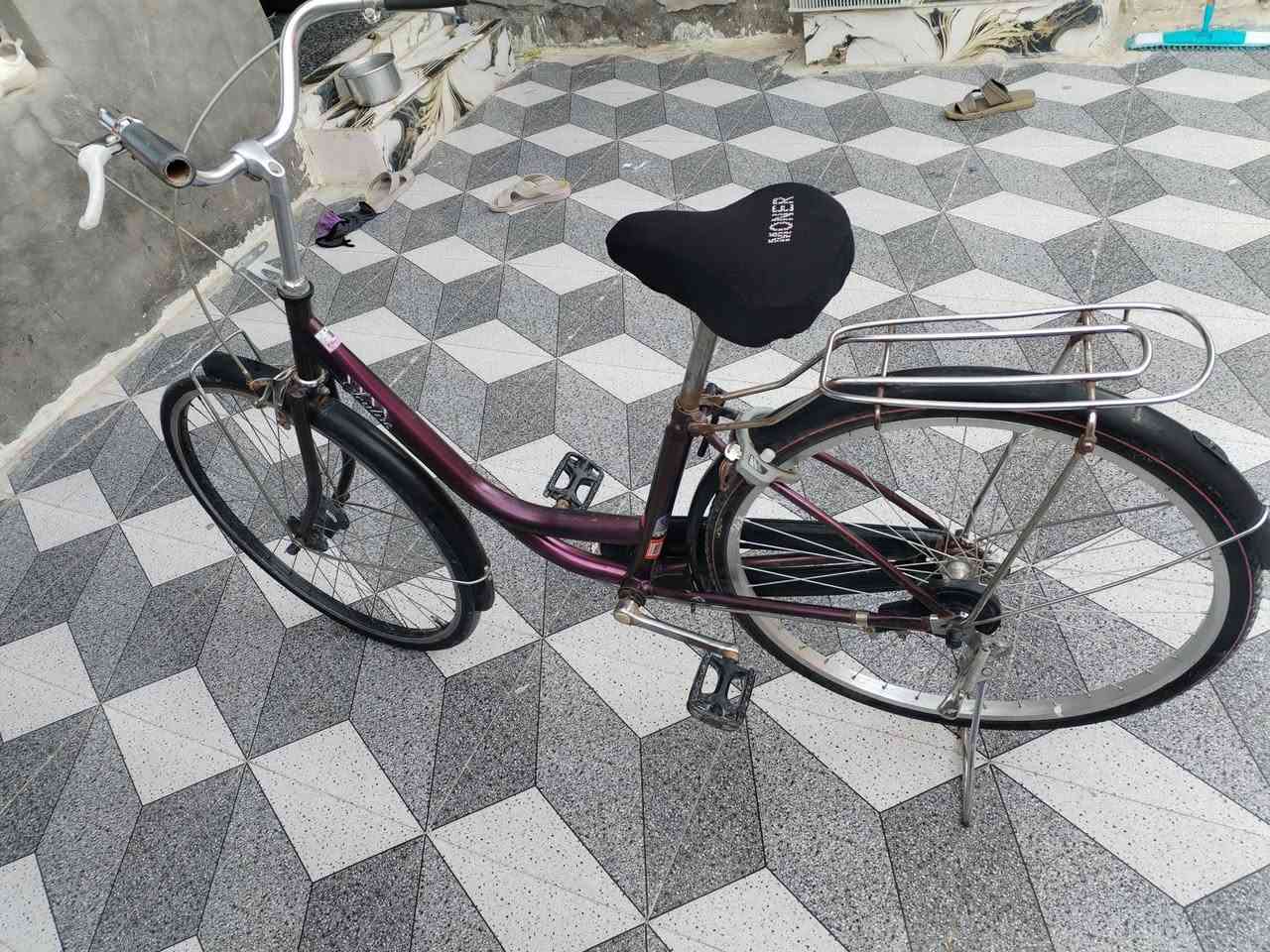 السلام عليكم بايسكل لون ماروني فحل ياباني كامل مكمل ااي نقص مابي الباسكل حساس ونضافته 96 % والحجم 26 واحله من الصوره تجي تاخذه وتترحملي  مكاني بابل الحمزه الغربي السعر 80 وبي مجال للطيبين اليريد يعلق ودخله خاص او الاتصال *********** بي واتساب هم
