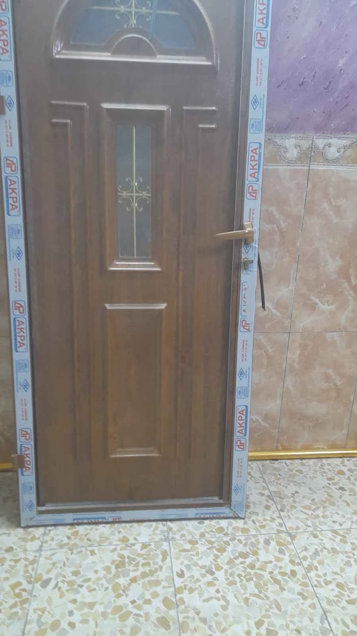 باب المنيوم جديد استعمال قليل جدا
٩٠ في مترين 
الاستفسار مراسله او اتصال *********** بغداد, العراق
