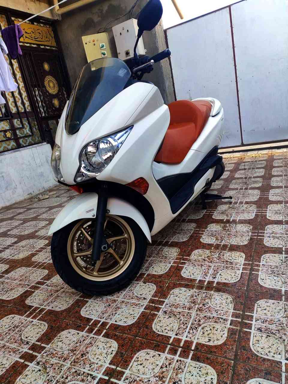 السلام عليكم
فورزة 0/10 اس سفن كفاله عامه 

4 كير 7 تحويلات 

نضام ABS مانع انزلاغ 

لايت كرستال 

ماشيا 30 حقيقي

مستعجل عل بيعته 
العنوان بغداد 

للاستفسار ***********
