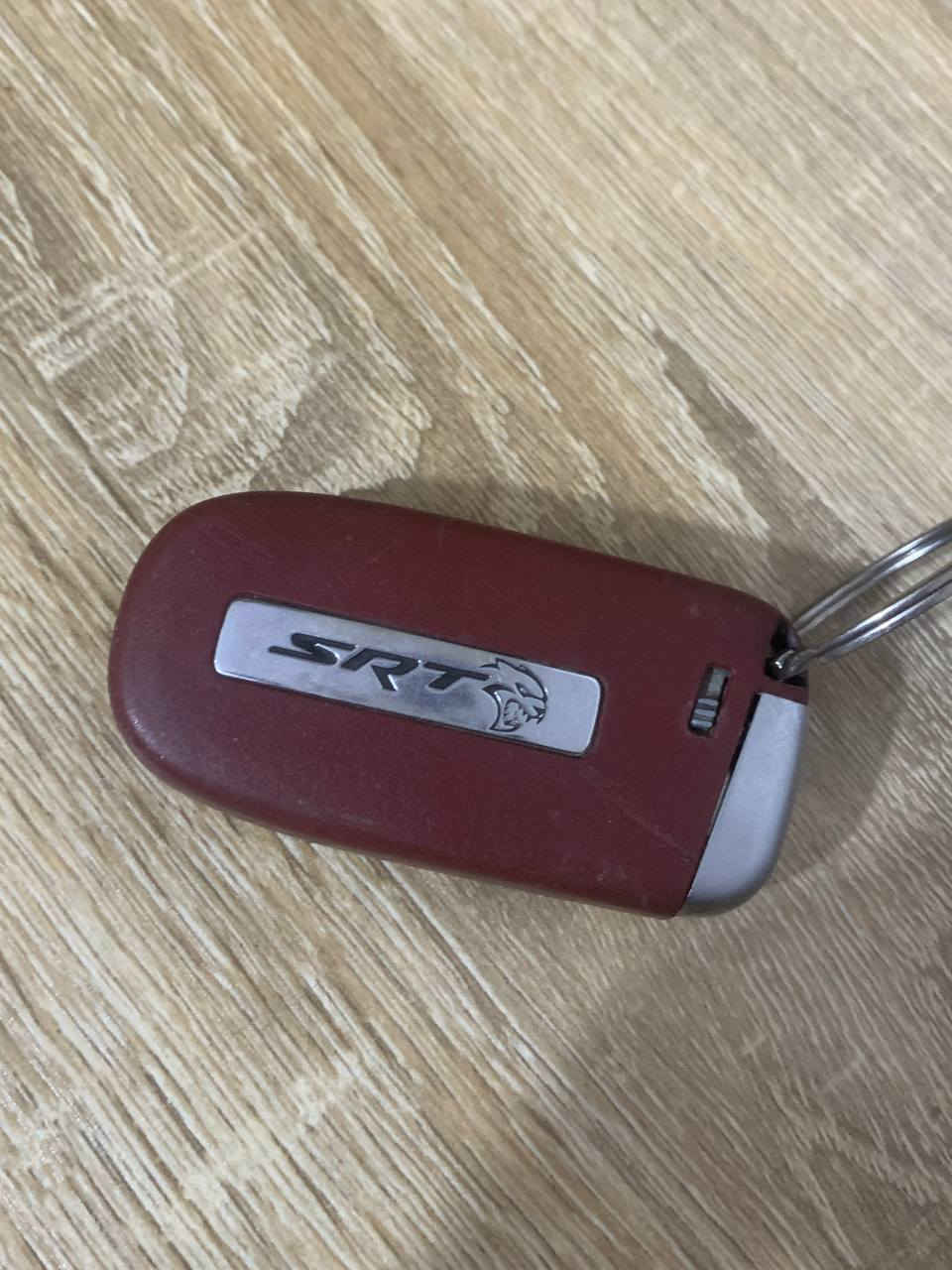 السلام عليكم  
اخوان بصمة جيب أصلية للبيع 
ترهم لجميع الموديلات 
نضيفة كلش
اكو كفر وياها مال SRT احمر 
سعرها وية الكفر 85 بدون كفر 70 
العنوان. حي سومر البنوك شارع المدارس 
الرقم .***********
