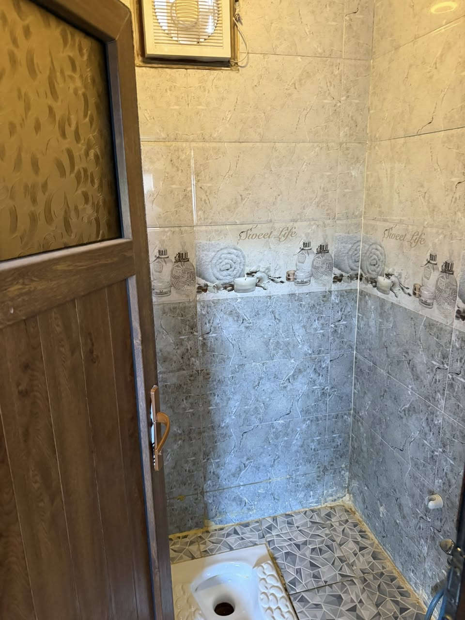 دار للايجار  مساحه دار125 متر طابق ثاني 
🔹🔹🔹
—————————
العنوان : حي عدن
🔹🔹🔹
—————————
المواصفات- طابق ثاني متكون من غرفه نوم واستقبال مطبخ بلكونه وصحيات
—————————

💵💵السعر : مرسله الصفحه او دخول قناه  تلكرام https://t.me/m1998a1997
اتصل على الرقم
***********
