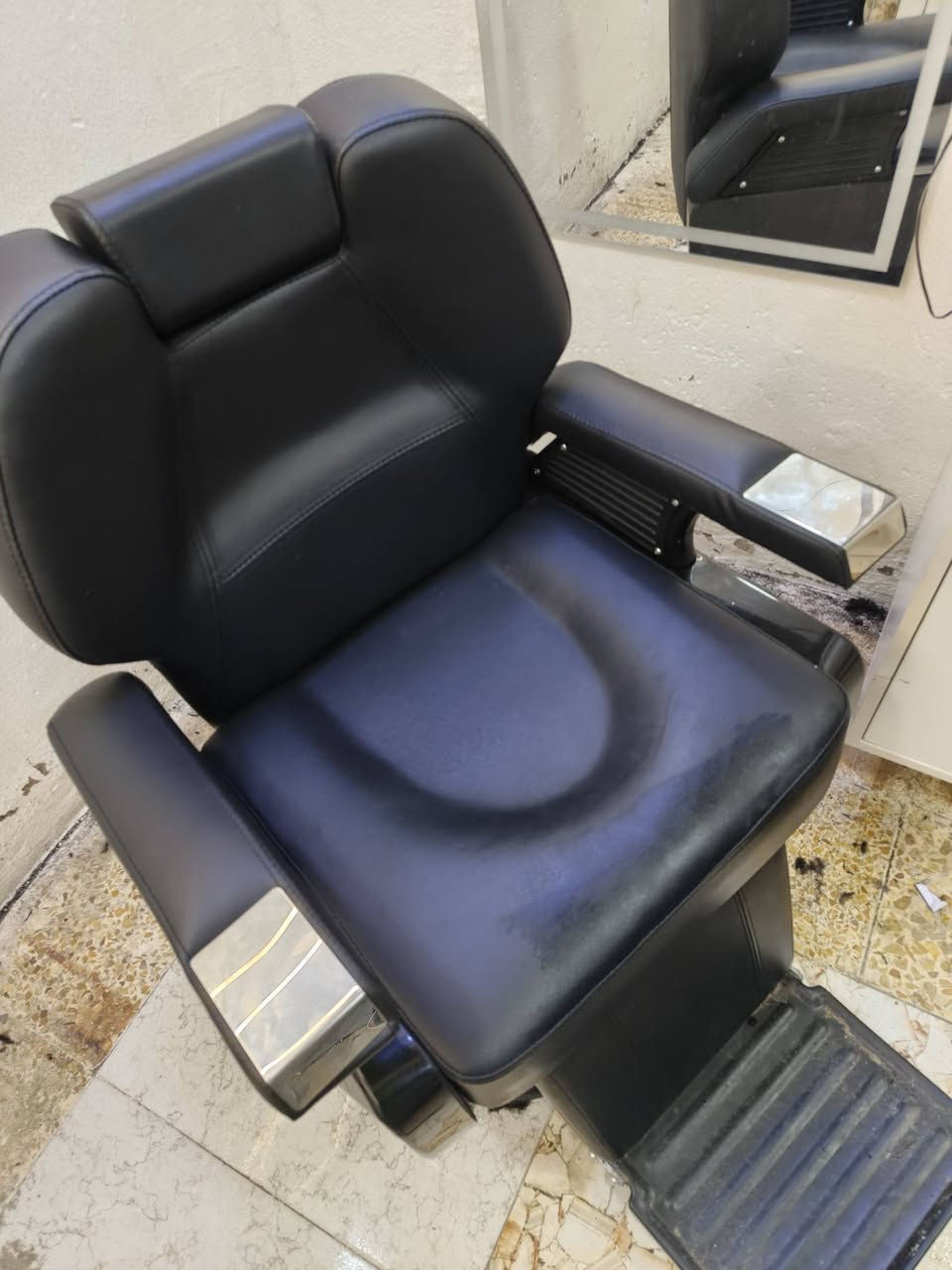 كراسي للبيع... الشبح جديد استعمال اسبوع سعر 325 و الكرسي العادي 150 (***********) موصل جانب الايمن
