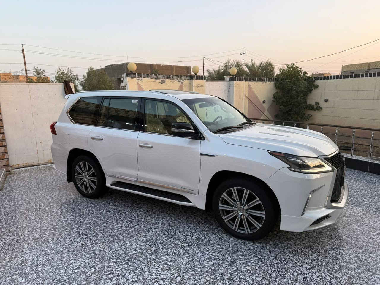 للبيع او المراوس LX_5.7 لكزز موديل 2016 رقم اربيل  هزه وسنويه لغايه 31 تحويل ثاني يوم مكفوله كفاله عامه من الضربه والصبغ والتبديل والبارد وشخط ماشيه 88 الف حقيقي فول مواصفات 1/1 تخم تاير اصلي ياباني حداديه جديده مكينه وكير شرط السياره جديده بمعنى الكلمه استخدام شخصي السعر 6 شدات وبيه مجال ***********
