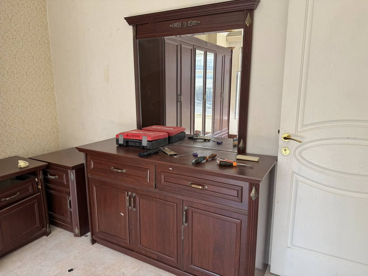 غرفة اخشاب ٦ قطع كلش نضيفه للبيع بسعر مناسب 
للستفسار ***********
غنوانه بكرجو شارع عوال مقابيل حديقه كوستجم او مدرسة شنيار للبنات
