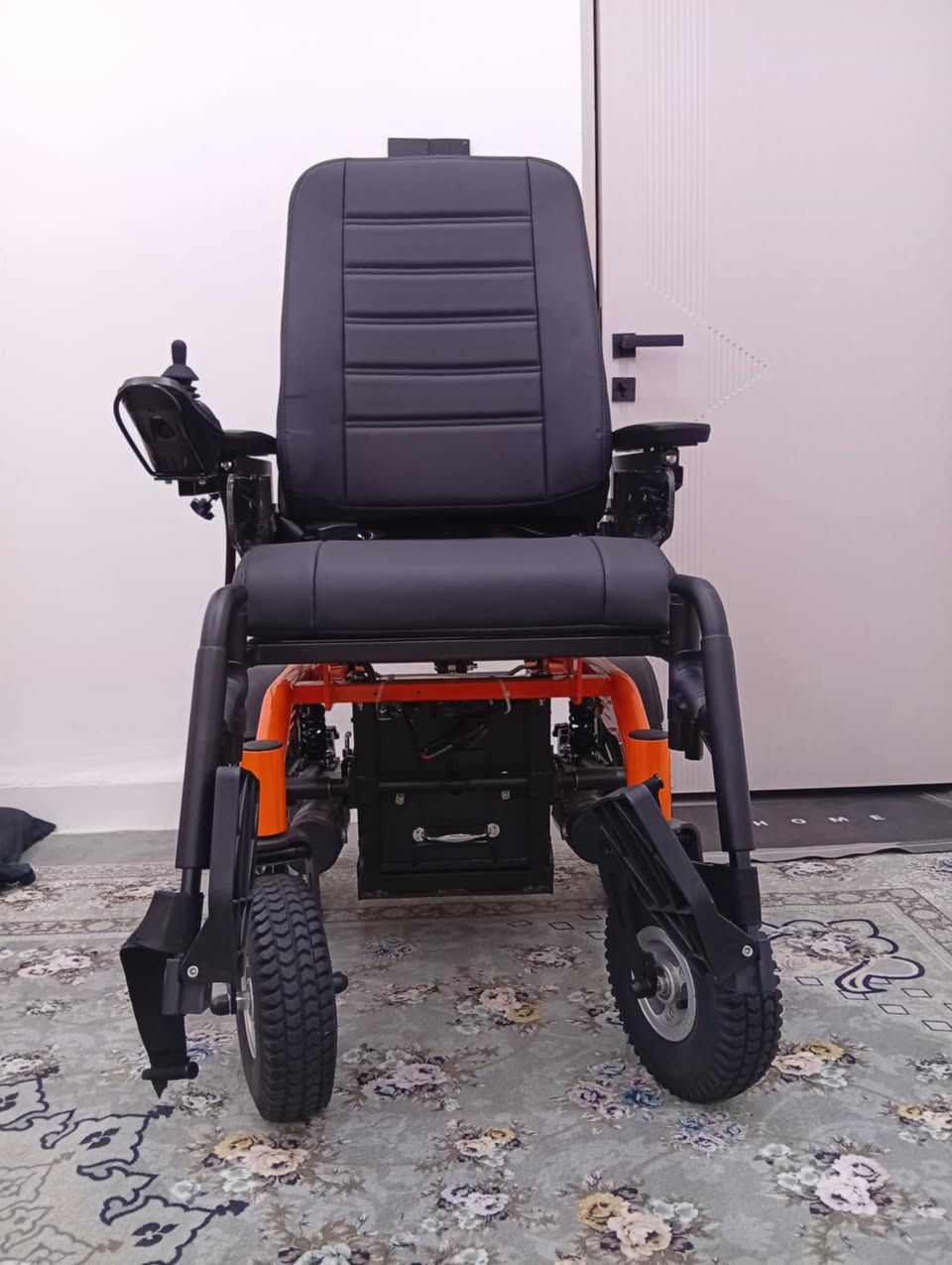 للبيع: كرسي كهربائي لذوي الاحتياجات الخاصة (حجم كبير)
​يتميز هذا الكرسي بمتانة عالية ومواصفات ممتازة، وهو بحالة الوكالة:
​قوة التحمل: تصميم متين يتحمل أوزانًا ثقيلة تصل إلى 200 كغم.
​نظام الطاقة: مزود ببطاريتين كبيرتين (دبل باتري) لأداء قوي يدوم طويلًا.
​الأمان: يحتوي على حزام أمان للمقعد لضمان سلامة المستخدم.
​الحالة: الجهاز جديد تماماً (لوگ)، تم شراؤه منذ 30 يوماً فقط ولم يُستخدم أبداً، ولم يتم وضعه في الشحن حتى الآن.
​ملاحظة للمشتري: يجب شحن الكرسي لمدة 6 ساعات متواصلة قبل الاستخدام الأول.
​السعر: مناسب جداً ومغري.
للتواصل: يرجى إرسال رسالة خاصة للمزيد من التفاصيل


**إذا كنت صاحب هذا الإعلان وتريد حذفه لأي سبب، رجاءا أرسل رسالة إلى الدعم الفني**