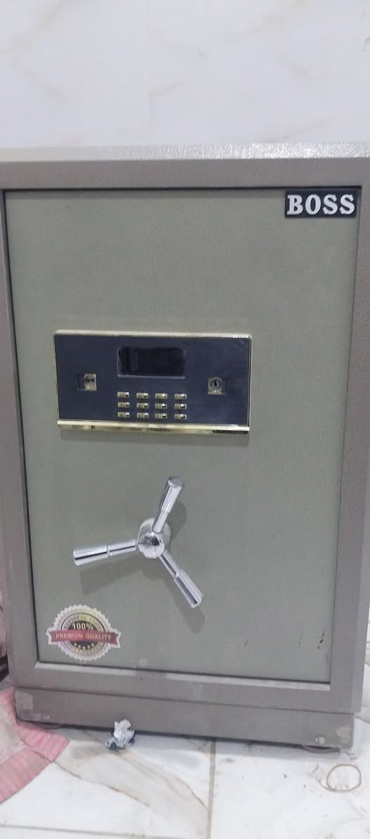 ميز طولها٣.٢٠ وعرضه ٥٠ وارتفاعه ١٢٠ المنيوم السعر ٣٥٠الف القاصه ارتفاع ٧٠ السعر ٣٥٠ الكراسي جدد اثنيين دوار ١٣٠ الف قنفات ٨ نفرات ٢٠٠الف عداد فلوس جديد كلش ١٨٠ الف ***********
