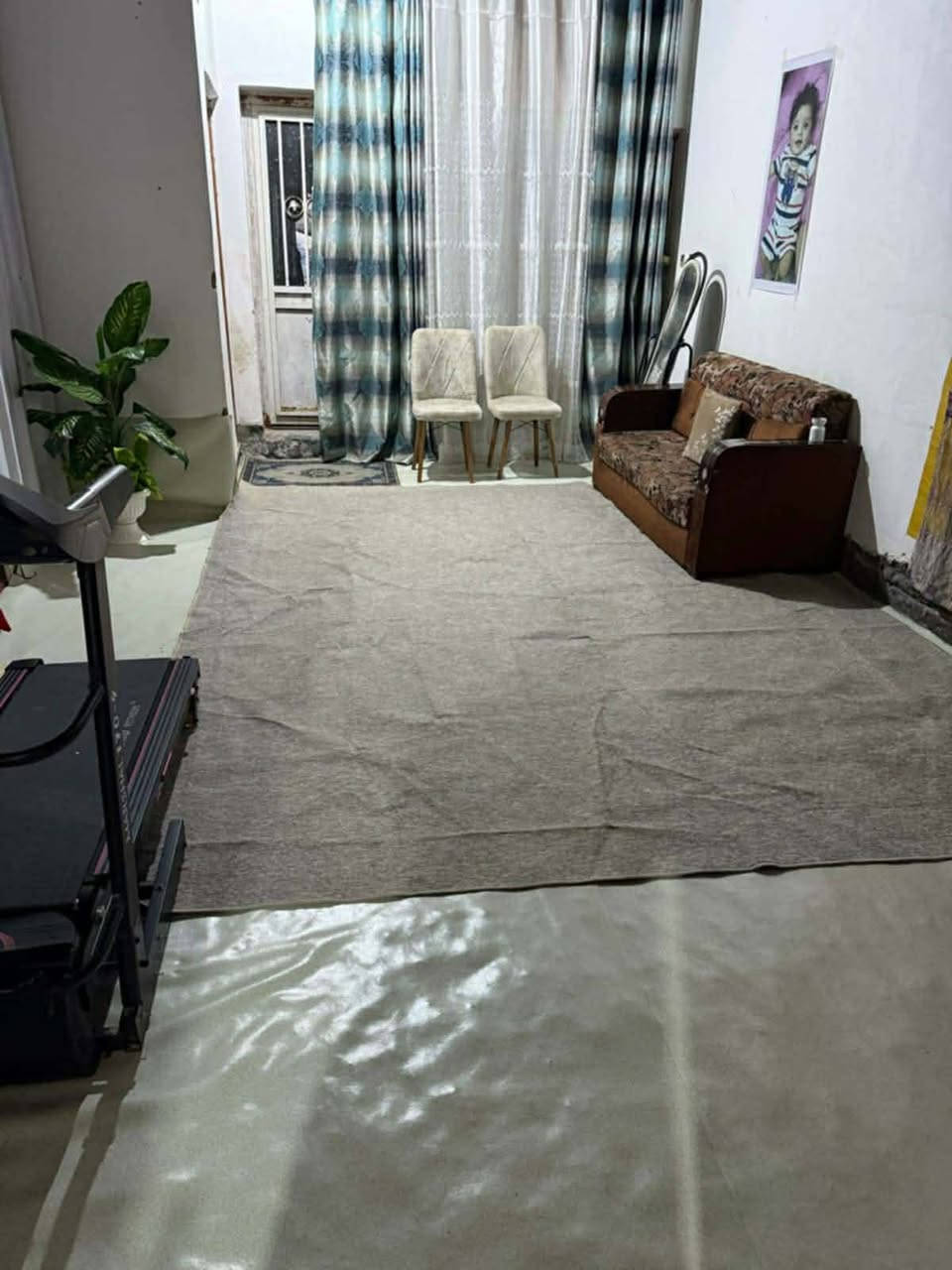 السلام عليكم يوجد بيت للبيع زراعي المكان الورداوي قريب ع شط المساحه 220 متر بناء طابقين درجة اولى طابوك كونكريت الطابق الأول يتكون من غرفتين وصالتين ومطبخ وصحيات داخليه وخارجيه وديوانيه وكراج سياره طابق الثاني يتكون من 4 غرف وصاله جبيره وصحيات وسطح السعر 155 وبيه مجال الاستفسار *********** امجد للعقار
