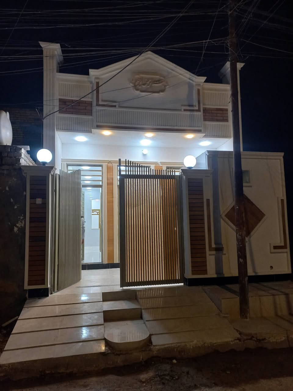 دار للبيع  احي الغدير قرب الشارع العام  المساحه ١٠٠متر طولاني طابق واحد بناء حديث الاتصال عله الرقم ***********
