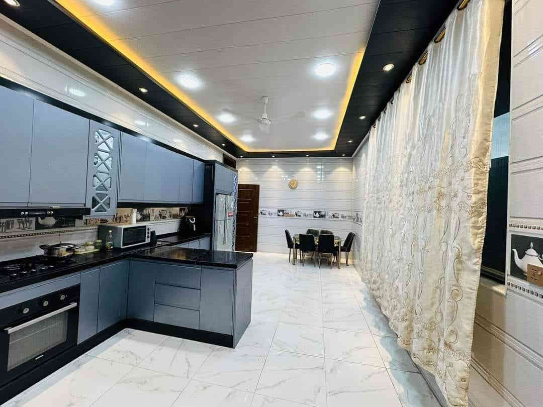 السلام عليكم.....
بيت للبيع طابو صرف بناء حديث ٢٠٢٢ بحي الامام حي الضباط الاولى سنتر بشارع الكابينات مساحته ٤٠٥م واجهه ١٨ ونزال ٢٢.٥طابقين ويحتوي على ثلاث محلات تجارية مؤجرة ماعدا شقة غير كاملة.علما ان جميع زجاج البيت مقاوم للكسر.عرض الشارع ٢٠ متر
الطابق الارضي/غرفتين نوم وكلدور وصالة ومطبخ ومجمع صحيات داخلية وخارجية وكراج سيارات وحديقة 
الطابق الثاني/ثلاث غرف نوم وكلدور ومجمع صحيات 
للاستفسار الاتصال على الرقم/ ***********
