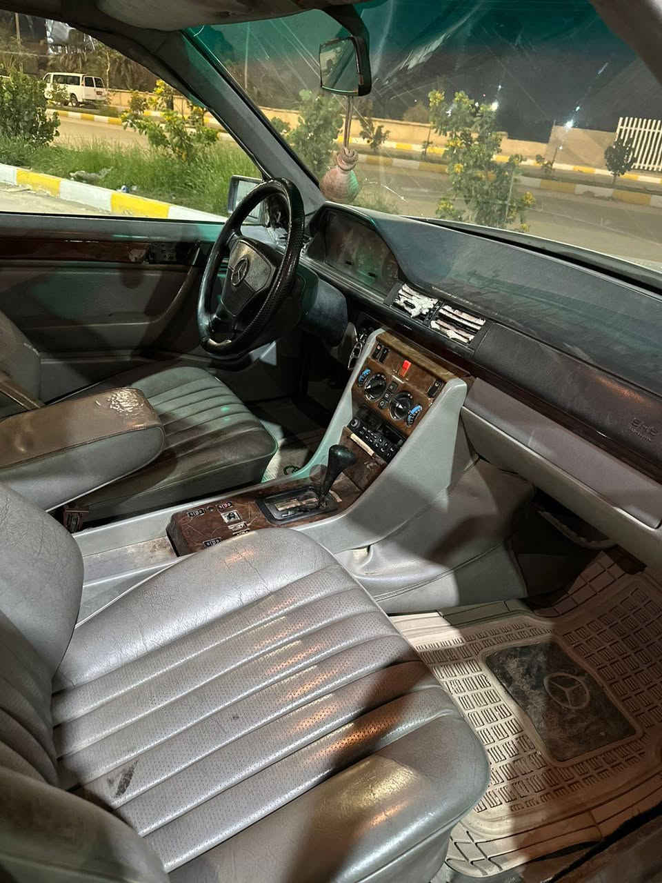 السلام عليكم مارسدس دب 300Eرقم بغداد 
حديدية جاهزه دبلات خير من الله 
مكينه 3000 
كير 100/100
كهربائيات جاهزه ع اخر حبايه 
غرفتهه كشنات 90/100
تبريد بس ثلاجه بيهه ليك 
عنوان ناصريه مركز حي الشموخ 
للستفسار أكثر ***********
