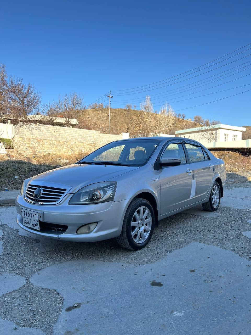 جیلی مۆدێل (٢٠١٣) - ١٤٠ هەزار ڕۆشتوە
بێ بۆیاخ بێ دەعم بێ کاڵ بوونەوە 

گێر عادى مەرغوب و بەنزین کەمەخوات 

گێر و مەکینە و کارەبایی بەشەرت تەبرید سارد و گەرم بەشەرت

چوار جام کارەبا _ قوفڵ مەرکەزی _ ناو زەرد _ بیلاد پەردەی دواوە _ حاسەی بەگ _ شاشە ئایپاد _ ABS _ ئاوێنە کارەبا و ئیشارەت

لید عەدەسە بەرز و نزم ئەکات

تازە ڕۆنی گۆڕاوە

سەنەوی بەسەر چووە 

شوێن پێنجوێن
 ٦٦ گەڵا و کەمێ مجال
***********
