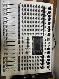 جديد غير مستخدم • شاشة مكسورة • ضرر بسيط