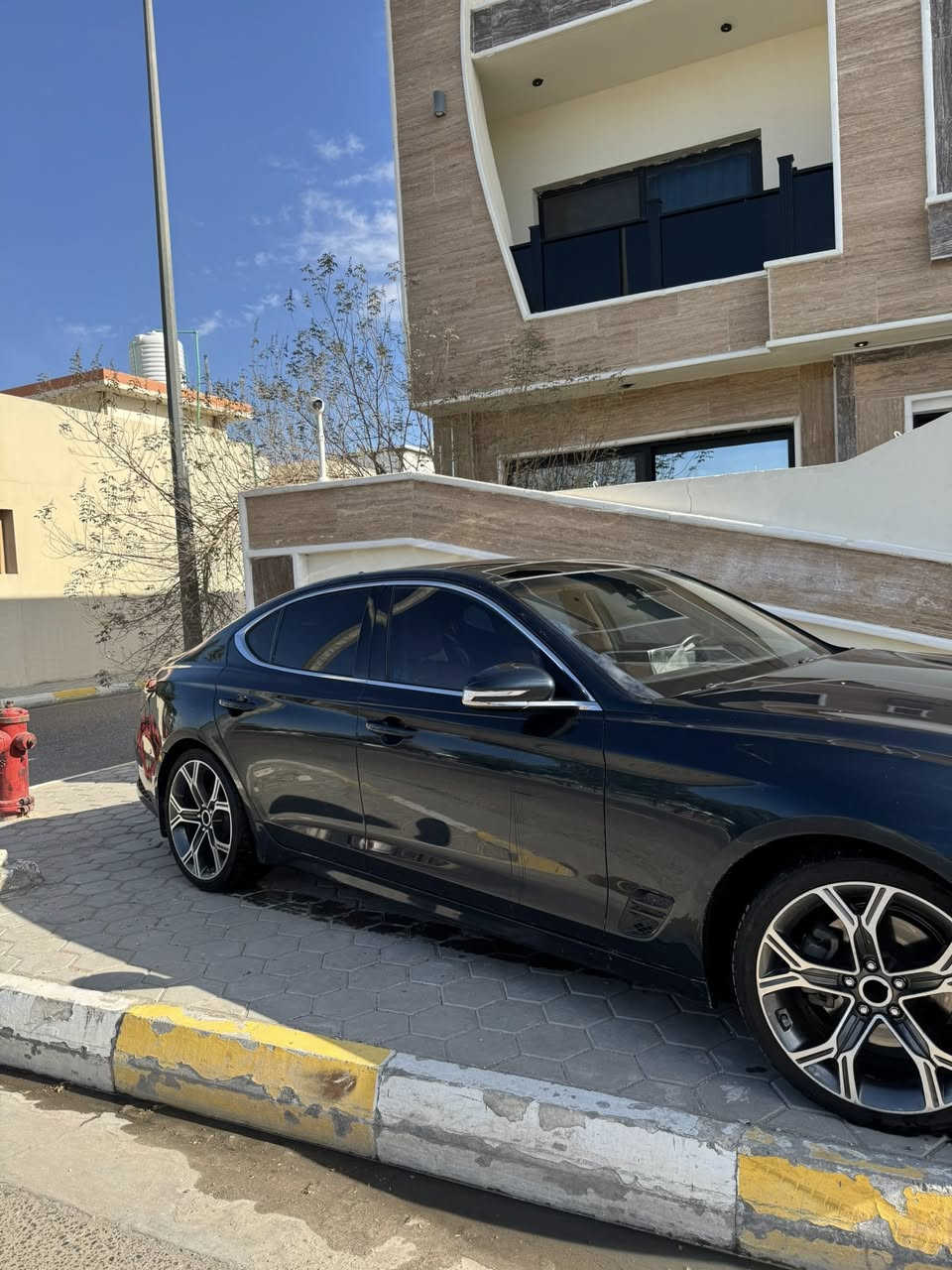 سلام عليكم 
جنسيز g70موديل 22
اربعه سلندر اكسل 
ممشى سياره 60كيلو 
لون داخل جملي 
سياره بيها حادثين 
بامريكا خلفي جاملغين خلفيات وباب الخلفي 
وصور الحادث مال اميركا موجود بل منشور 
وبل عراق صار بيها جاملغ امامي ايسر وبنيد 
وضرر لغده وشاصي ايسر 
سياره تحتاج بعد ترتيبات قليله 
والله يكفيكم الشر
سعر السياره $168 وبيها مجال لشراي 
لتواصل *********** 
مكان سياره بصره
