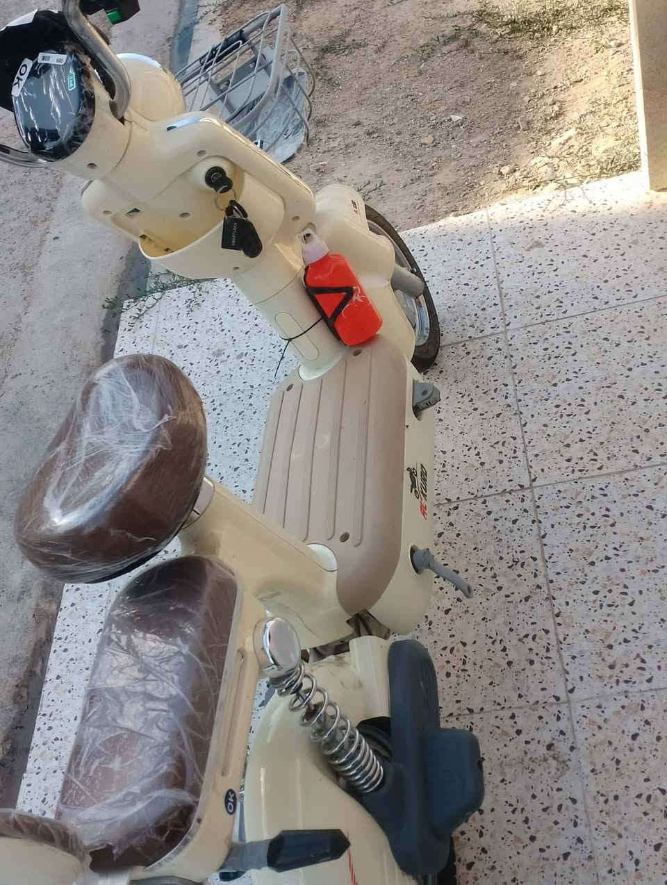 ماطور شحن  AL KURo نضيف   اربع بطاريات شرط يوجد فيه بصمتين  سويجين وكرت تشغيل  يوجد  فيه ابلتوث   وتشغيل عن بعد  ومثبت سرعه   وسعر 400 الف وبي مجال  مكان الموصل  ***********
