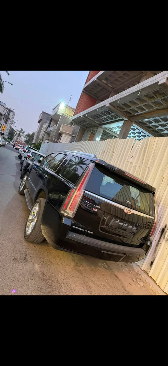 السلام عليكم
كديلاك 2019 فول مواصفات 
رقم بغداد باسمي 
بيها تبديل بنيد وجاملغ وصور الحادث موجودات 
السيارة حلوة وجاهزة بدون نقص 
والسعر مناسب 
***********
