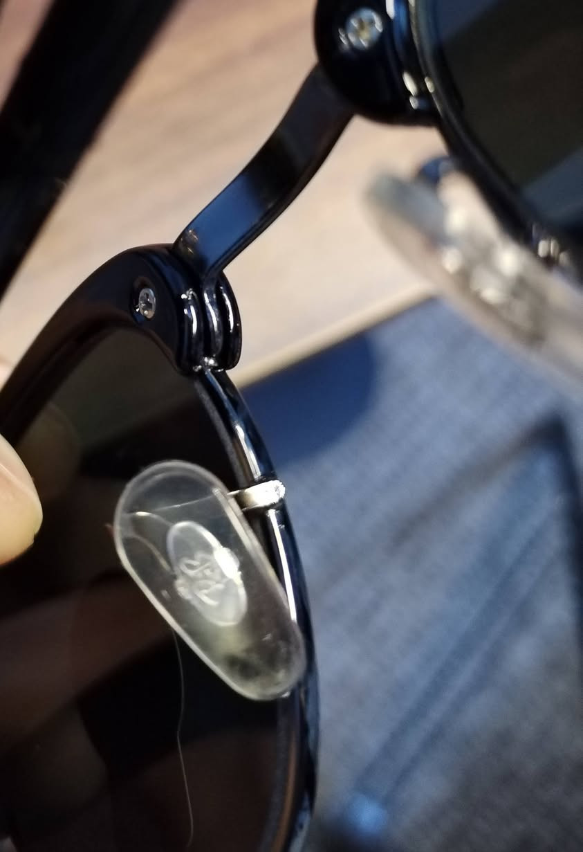 نظارة ماركة رايبان 
صنع في إيطاليا غير مستخدم 
نمبر كود RB3061 القياس 51
بوليرازد ويوفي uv400
حماية من اشعة الشمس وفوق البنفسجية 
قطعة راقية كجول ورسمي 
للحجز على خاص 
أو مراسلة واتساب ***********
توصيل لكل محافظات العراق
