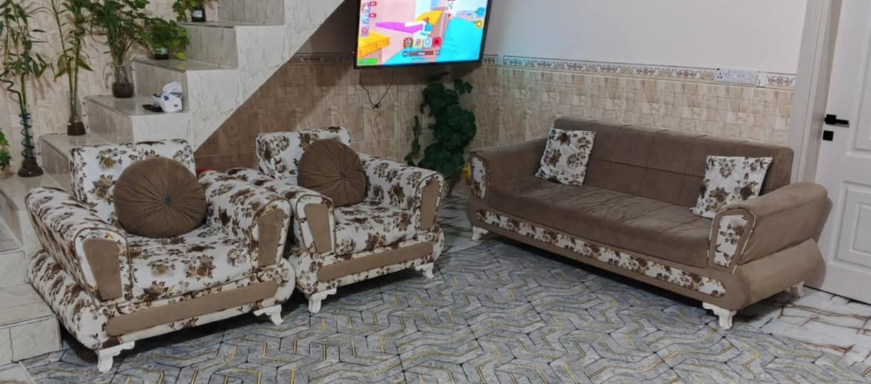 شلونكم بنات..
عندي #تخم١٠ نفر مع الكوشات
ب١٠٠  الف
و #ميزطعام  مع ٢ كرسي عاج   نظافه فول
 ب 50   الف
***********
