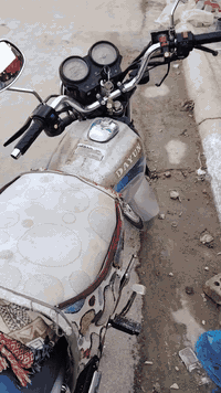 سلام عليكم دراجه البيع موديل 20 وراق اصولي محرك مكفول دراجه شغاله سلف هندر اشاير دبل شاره عالي ناصي الدراجه كامله  من كل شي شوفت عيونكم رقم *********** لمو شراي لا يتصل اخوان
